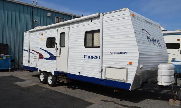 28' Fleetwood Pioneer exterior